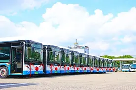 杨高公交陆续投放32辆新型纯电动车，可适时发出“嘀嘀报警声”图片