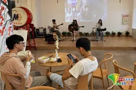 吃饭K歌两不误！高校食堂变音乐餐厅图片