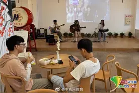 吃饭K歌两不误！高校食堂变音乐餐厅图片