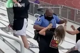 美国一女子看儿子球赛时未戴口罩 遭警察电击逮捕图片