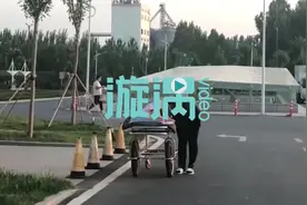 凡人歌｜山东一女儿推病床上的父亲看夕阳，这一幕看哭网友图片