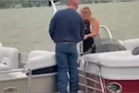 男子求婚“翻船”网友打趣：这就是坠入爱河？图片