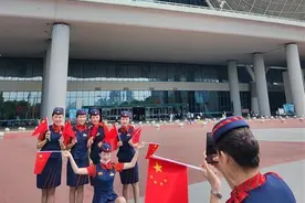 武汉铁路黄金周运输启幕，“高姐”武汉站玩快闪图片