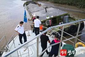 重载河船冲滩出险情，海事火速救援解危局图片