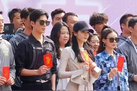 去了“油”的杨洋又帅回来了？新剧开机，与热巴同框缺点CP感图片