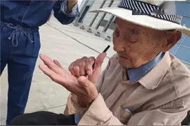 99岁老兵推车90分钟去看敬佩80年的英雄图片