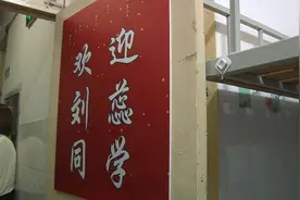 沈阳姑娘跨越千里坐轮椅求学 最自豪的是父母的爱图片
