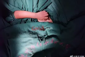 看着都痛！一阵风刮过，5岁女孩拇指被门夹断，幸好家长做对了这件事图片