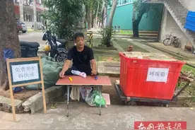 大爷免费帮人拆快递，日赚百元！网友都说“妙啊”图片