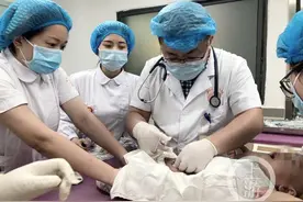 8岁女孩一天呕吐十几次 医生：快让她哥哥去做头颅磁共振图片