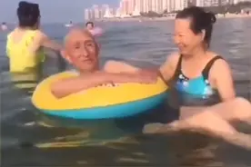 50岁女儿抱96岁老爸看海，网友：像极了小时候父母带我们去玩图片
