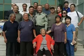 一声“妈”，一生妈！兵儿子们中秋前夕探望烈士妈妈图片