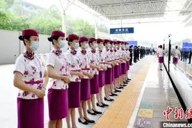 四川成都：首趟公交化动车组正式开行 成都至眉山30分钟抵达图片