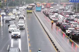 调高车速、加装遮雨棚、乱闯红灯 电动车乱象何时休？图片