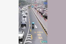 调高车速、加装遮雨棚、乱闯红灯 电动车乱象何时休？图片