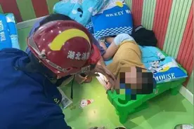 萌娃午睡拇指被卡塑料床 消防到场暖心救援图片