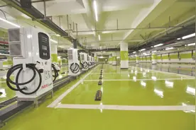 梨园广场新增617个地下停车位，公共停车场综合体昨开通试运营，地铁无缝对接东湖绿道图片
