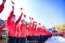 武汉欢乐谷万人高歌献礼国庆，致敬战疫英雄们图片