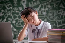 男生玩手机被退学：动辄“顶格处理”是一种教育懒政图片