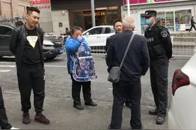 嫌车辆停放影响通行，大爷徒手掰车！车主一脸问号图片