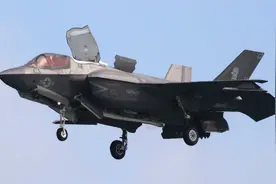美军F-35战机空中加油时撞上加油机：战机坠毁、加油机迫降图片