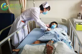 暖心！海口13岁少年患“马蹄足”用脚背走路 医院为其免费治疗图片