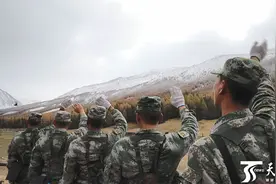 直升机飞进深山哨所图片
