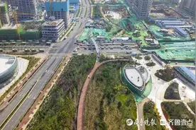过街天桥直达茂岭山，济南中央商务区首个登山栈道已成形图片
