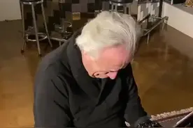 20年后这一幕，惹哭了全世界图片