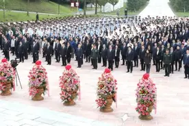 成都市隆重举行向人民英雄敬献花篮仪式图片
