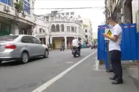 男子深夜遇陌生人求助，好心借手机给对方打电话，结果让人气愤图片