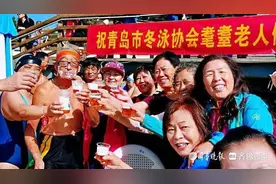 青岛耄耋冬泳老人沙滩上过生日图片