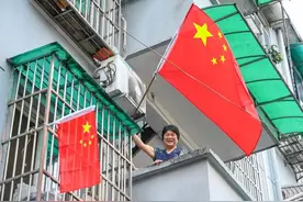 杭州白荡海社区：居民家里一面面国旗挂起来，是一种隆重的仪式图片