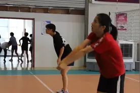 12岁女孩练排球：受女排精神鼓舞，偶像是朱婷视频封面