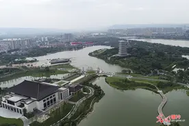 西安世博园秋景迷人迎客来图片