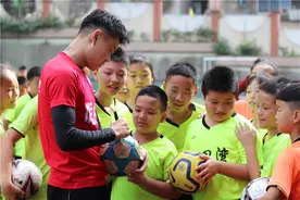 重庆籍球员杨立瑜回母校看望老师，老牌足球传统学校重新出发打造免费训练营图片