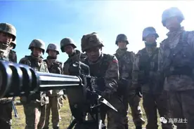 西藏军区换装新型边防巡逻服“速干内衣+羽绒内胆”无惧严寒图片