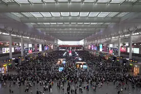 国庆前的虹桥火车站：等着回家的人们抱着孩子，提着月饼礼盒图片