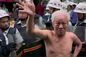 街头“拉锯战”：武汉城管与“地摊王”的矛盾与和解图片