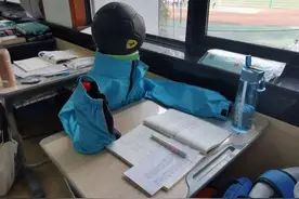 明明请了假，却突然出现在座位上！看到这位同学的新造型，班主任想哭又想笑图片