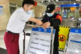 晚上去看长江灯光秀，坐地铁可以先进站，出站时再补票图片