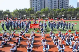 大连64万中小学生忠诚告白伟大祖国图片