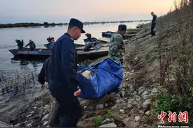 大马哈鱼洄游繁殖 中俄两大界江全线进入禁渔期图片