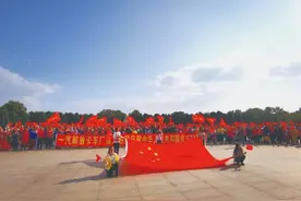 一汽解放卡车厂员工为祖国庆生图片