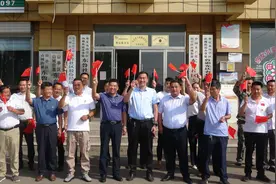 山亭区亿泰集团开展“党员亮身份、清洁靓国庆”主题党日活动图片