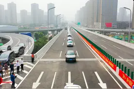 西北地区市内最大立交——西安北辰快速路凤城五路立交全线通车图片