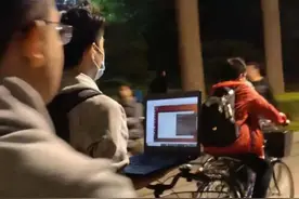 清华学生“边骑车边用电脑”走红，本人回应图片
