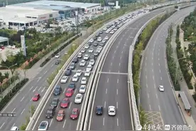 出城难！双节首日济南路况直击：103省道堵成停车场图片