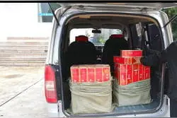 司机称车内装了两袋花生 打开发现竟是110条香烟图片