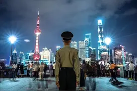 南京路网红路口又见“橄榄绿”！数千武警昼夜值守护航申城图片